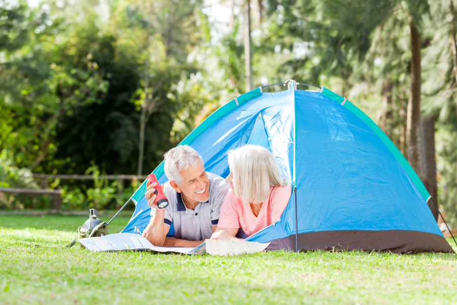 couple dans une tente de camping Landes